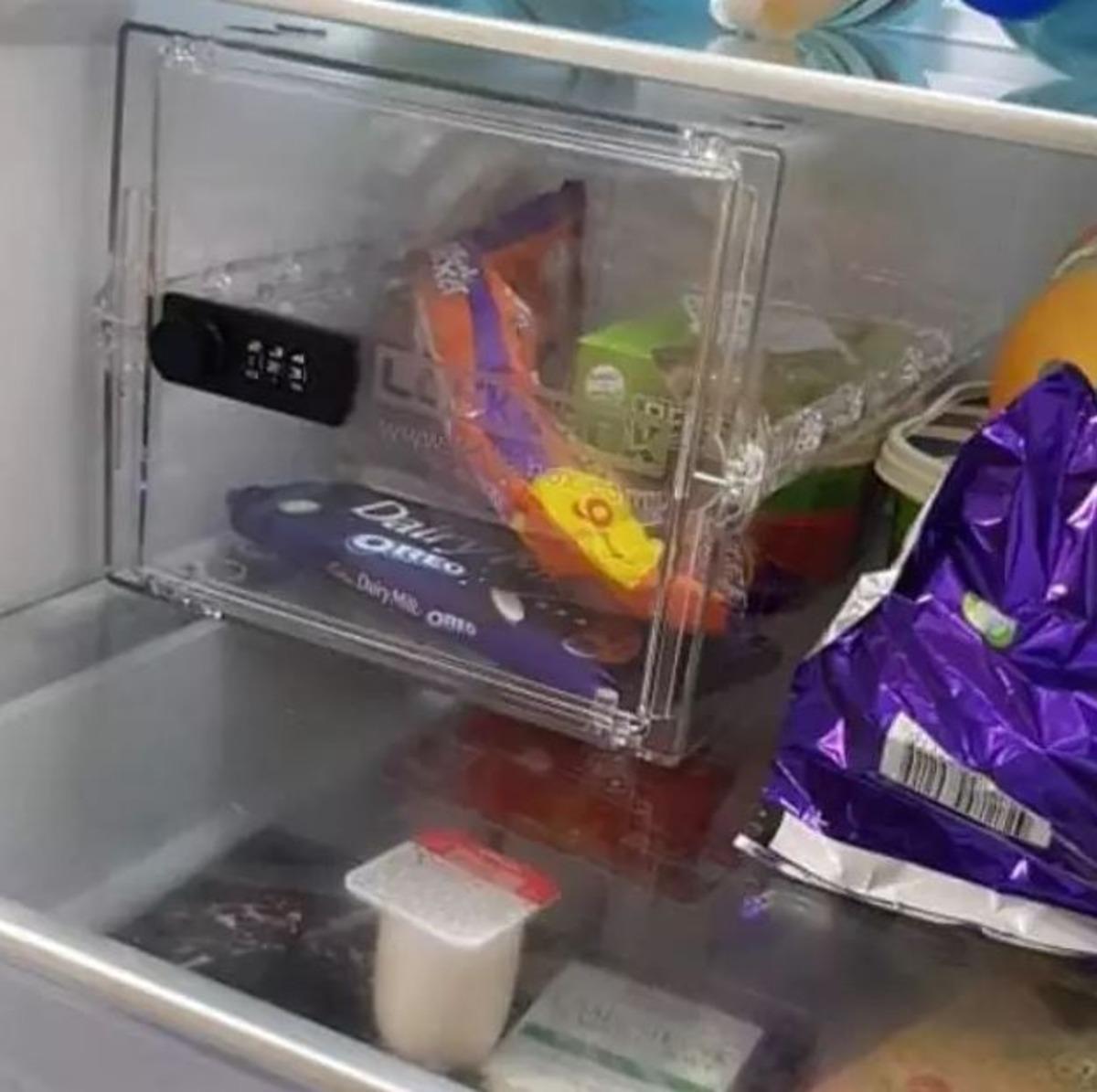 Nişanlısı ve &ccedil;ocukları &ccedil;ikolatalarını &ccedil;almasın diye &ouml;yle bir şey yaptı ki!