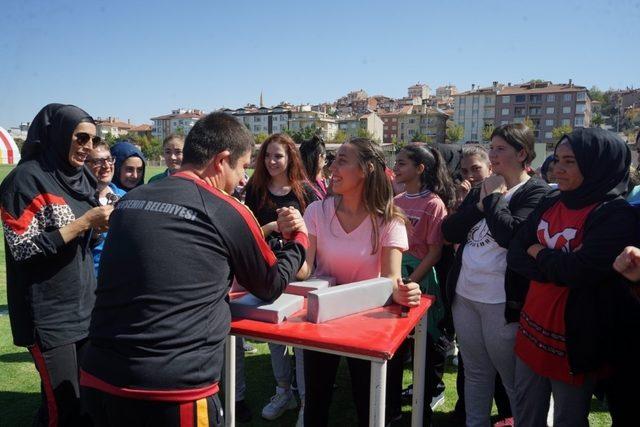 Öğrenciler özel insanlarla birlikte spor yaptı