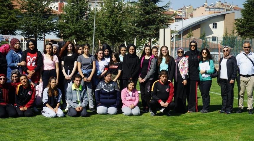 Öğrenciler özel insanlarla birlikte spor yaptı