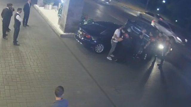 Trafikten men araçla, ehliyetsiz direksiyona geçen avukat ile arkadaşı, polislere zor anlar yaşattı