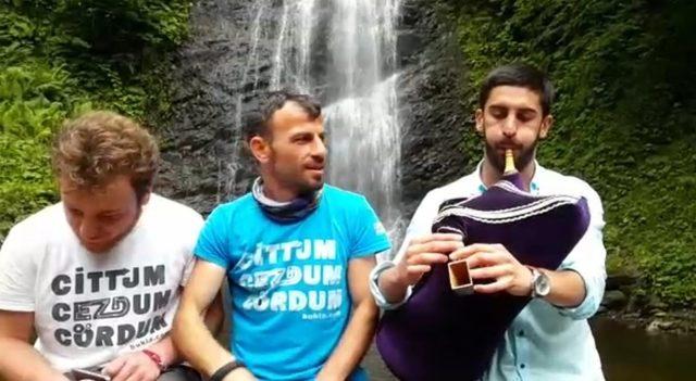 Şelale &ouml;n&uuml;nde tulum &ccedil;alıp t&uuml;rk&uuml; s&ouml;yledikleri sırada kendilerini suda buldular 1