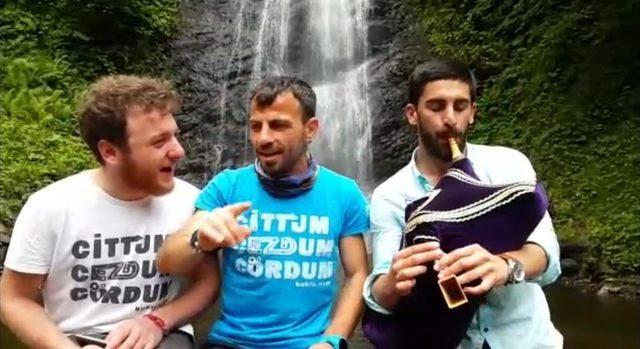 Şelale &ouml;n&uuml;nde tulum &ccedil;alıp t&uuml;rk&uuml; s&ouml;yledikleri sırada kendilerini suda buldular 2