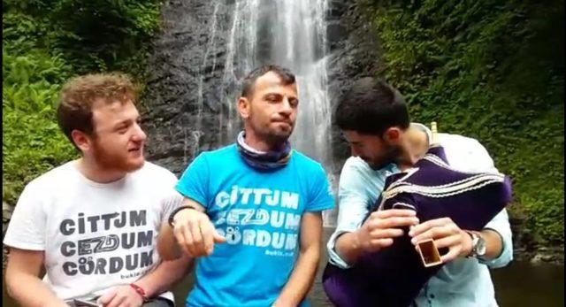 Şelale &ouml;n&uuml;nde tulum &ccedil;alıp t&uuml;rk&uuml; s&ouml;yledikleri sırada kendilerini suda buldular 3