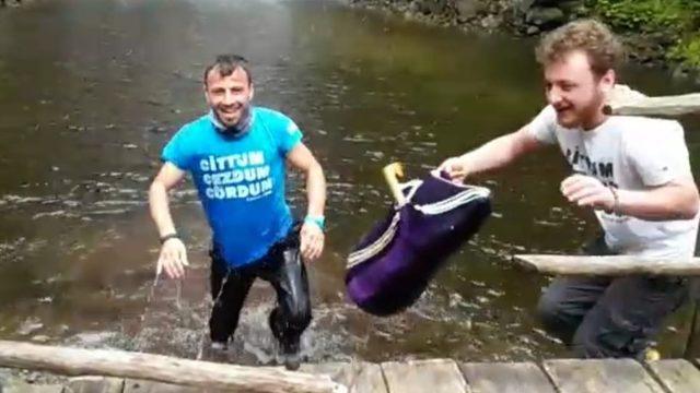 Şelale önünde tulum çalıp türkü söyledikleri sırada kendilerini suda buldular