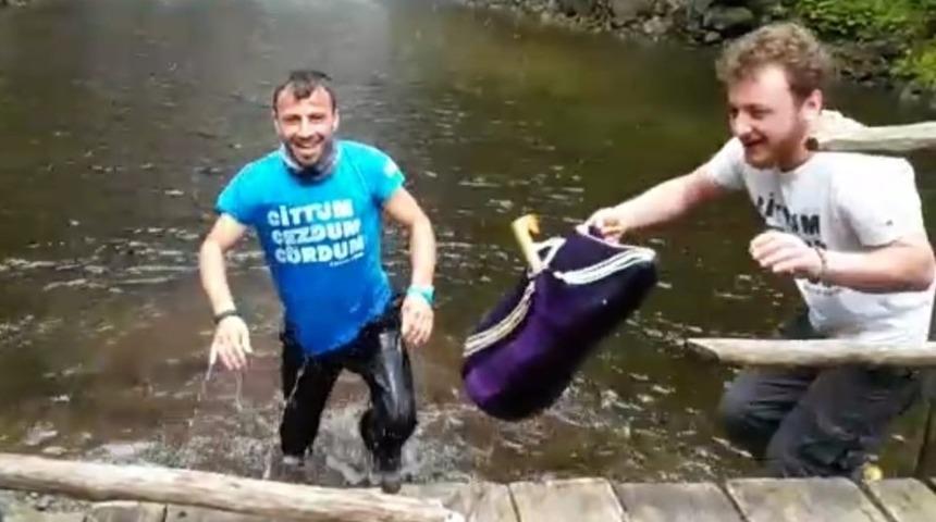 Şelale &ouml;n&uuml;nde tulum &ccedil;alıp t&uuml;rk&uuml; s&ouml;yledikleri sırada kendilerini suda buldular