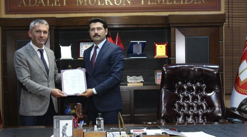 Ardahan Baro Başkanlığına Se&ccedil;ilen Osman Nuri Yıldız mazbatasını aldı