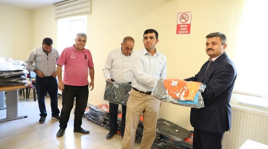 İşçilere Mevsimlik İş Kıyafetleri Dağıtıldı