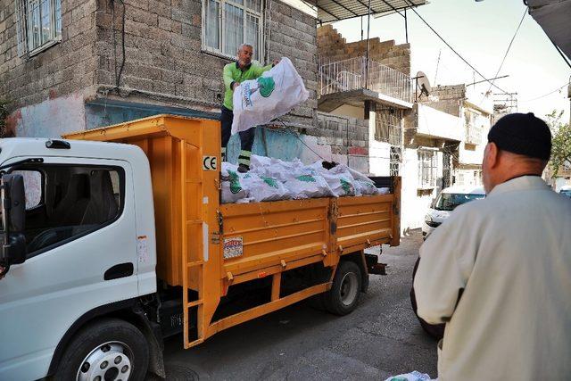 Dar gelirli ailelere kışlık yakacak yardımı