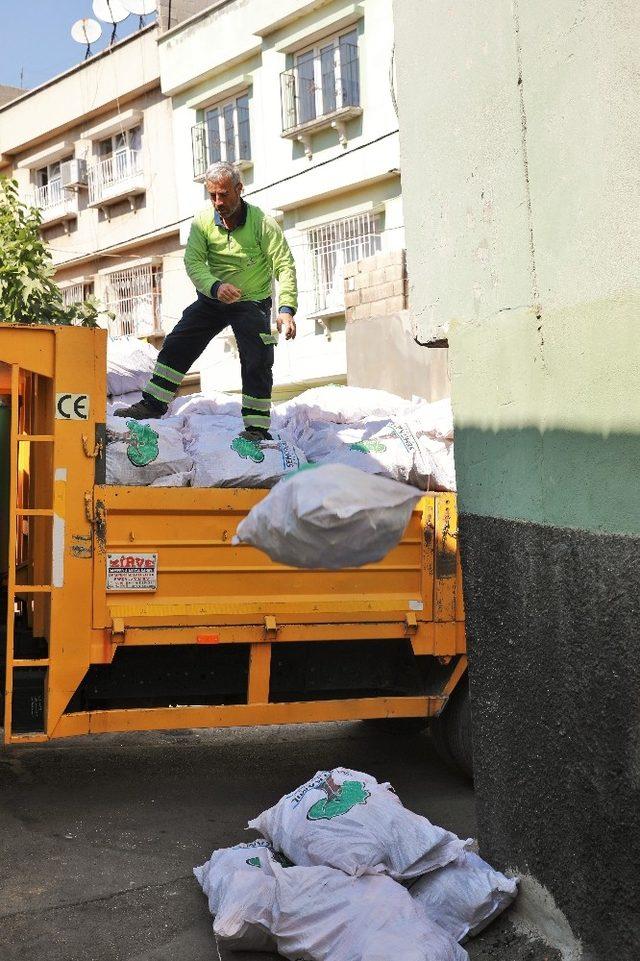 Dar gelirli ailelere kışlık yakacak yardımı