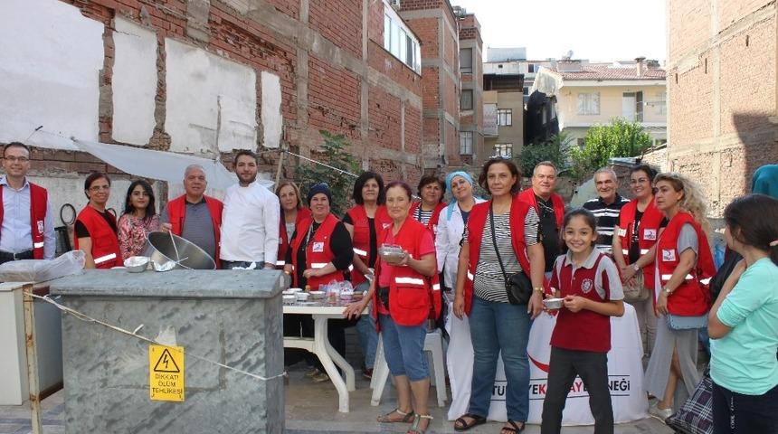 Salihli Kızılay’dan aşure ikramı