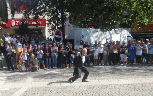 Erdek’te Atatürk’ün benzerine büyük ilgi