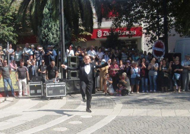 Erdek’te Atatürk’ün benzerine büyük ilgi