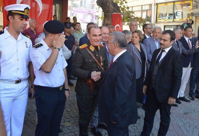 Erdek’te Atatürk’ün benzerine büyük ilgi