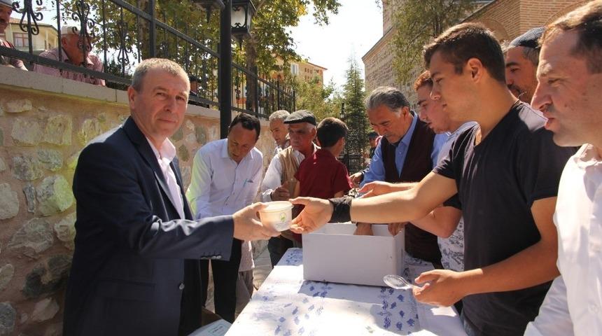 Sungurlu Belediyesi aşure dağıttı