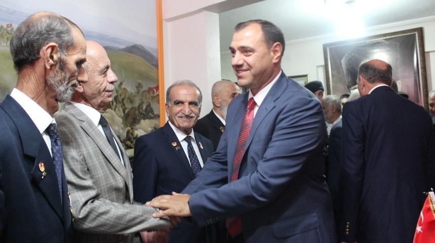 Vali Kaldırım ve protokol &uuml;yeleri gazilerle bir araya geldi