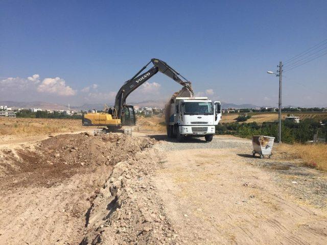 İki mahalleyi birbirine bağlayan yol yenileniyor