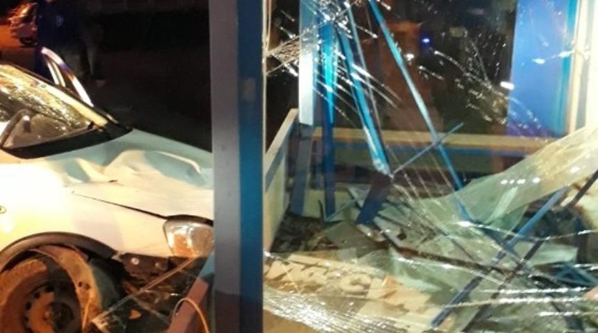 Otomobil durağa &ccedil;arptı: 2 yaralı