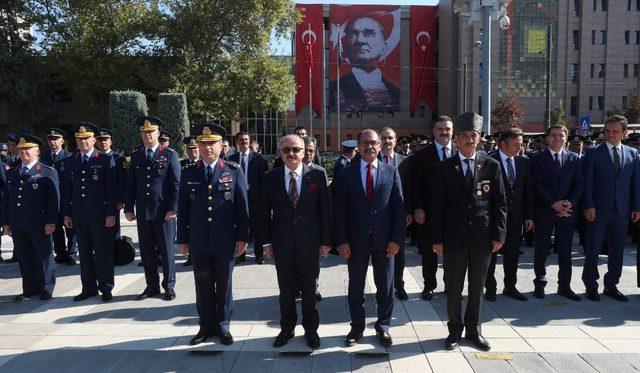 Eskişehir’de Gaziler Günü münasebetiyle Atatürk Anıtına çelenk sunuldu