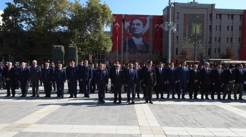 Eskişehir&rsquo;de Gaziler G&uuml;n&uuml; m&uuml;nasebetiyle Atat&uuml;rk Anıtına &ccedil;elenk sunuldu