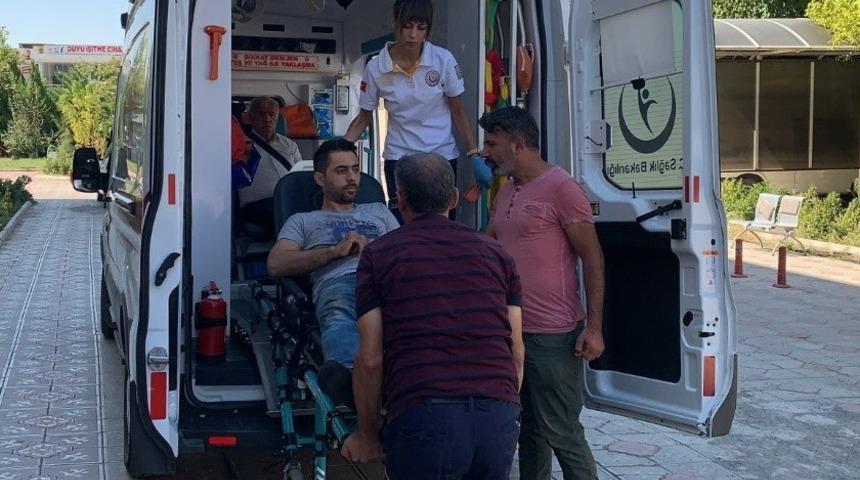 İki otomobil &ccedil;arpıştı: 3 yaralı