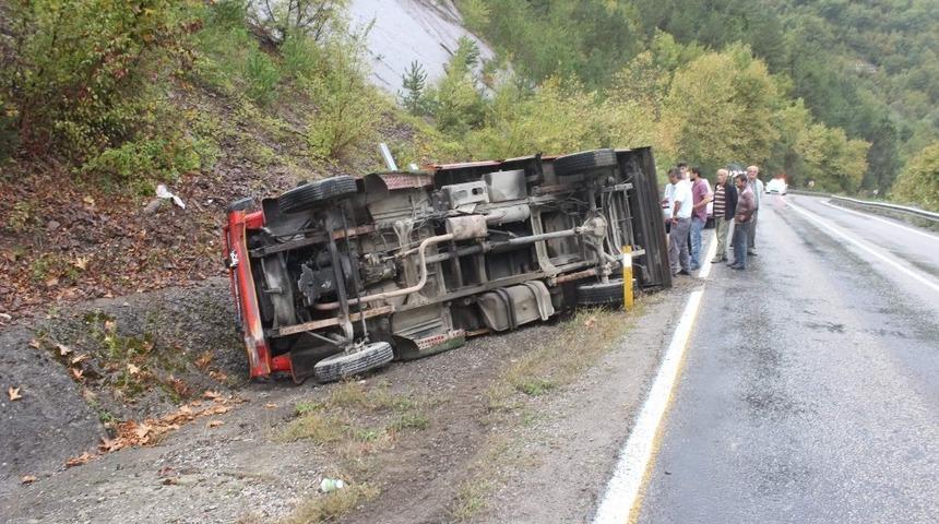 Şarampole devrilen kamyonetten yara almadan kurtuldu