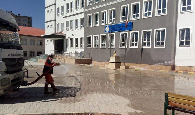 Van Büyükşehir Belediyesi, okul bahçelerini temizliyor