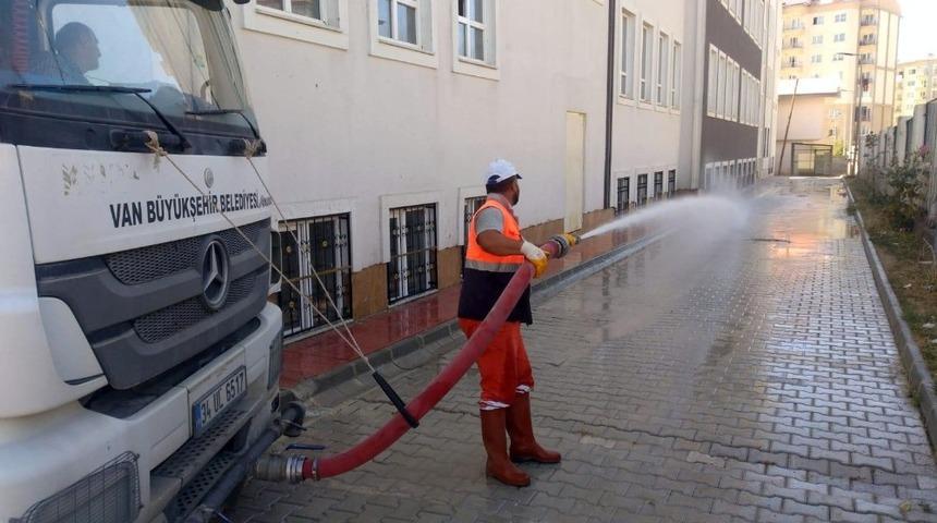 Van B&uuml;y&uuml;kşehir Belediyesi, okul bah&ccedil;elerini temizliyor