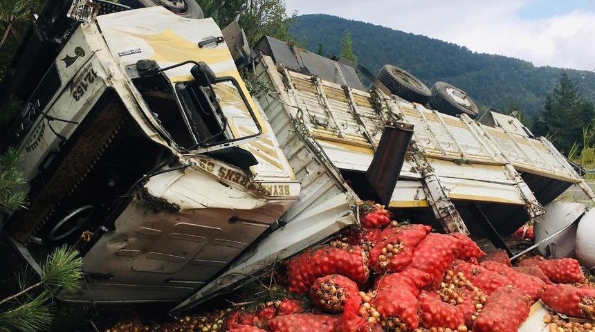 Soğan yüklü kamyon devrildi: 1 yaralı