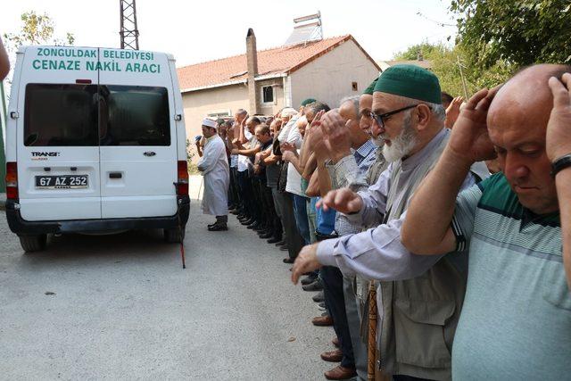 Evinin yakınında cesedi bulunan kadın toprağa verildi