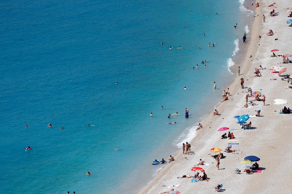 Marmaris ve Fethiye'de sahiller dolup taştı