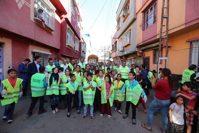 Başkan Tahmazoğlu öğrencilerle birlikte çöp topladı