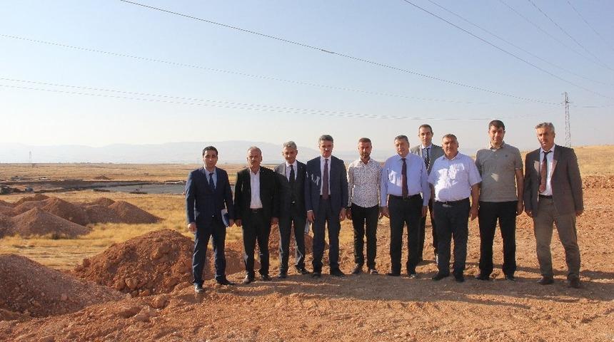 Vali Baruş kuru kayısı lisanslı depoculuk inşaatında incelemelerde bulundu