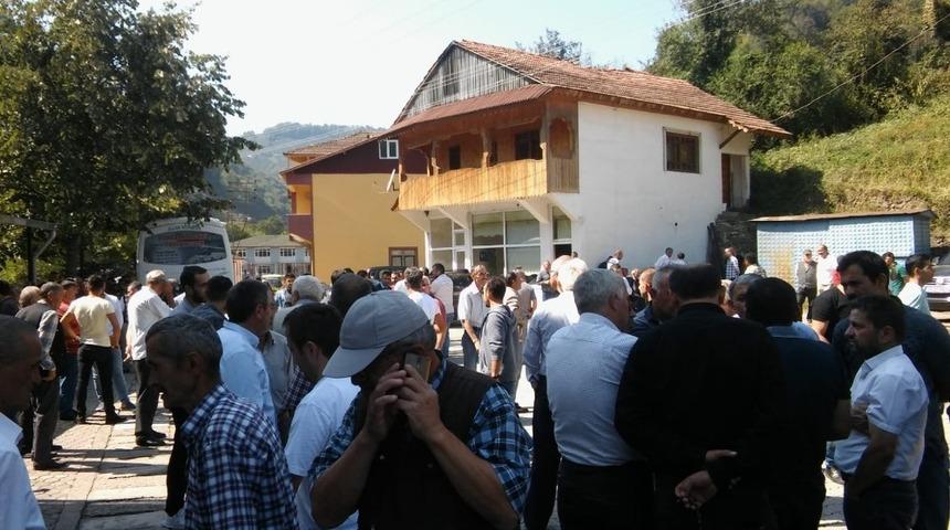 Kendisine b&ouml;breğini veren oğluna son kez b&ouml;yle baktı