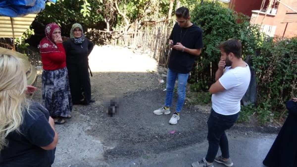 Evinin &ouml;n&uuml;nde g&ouml;rd&uuml;, b&uuml;y&uuml;k şok yaşadı! Ayakları kesilmiş...
