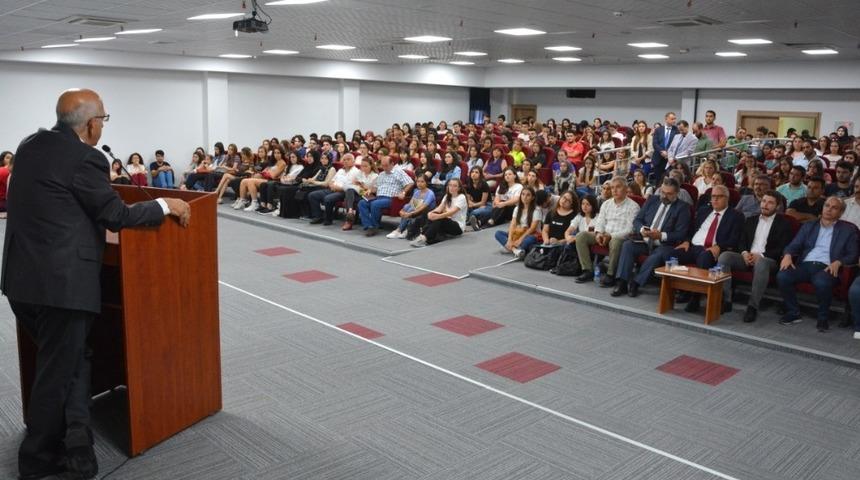 Rekt&ouml;r Prof. Dr. Sedat Murat, birinci sınıf &ouml;ğrencileri ile buluştu