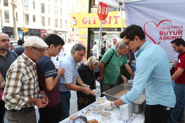 Merkezefendi Belediyesi’nden vatandaşlara aşure ikramı