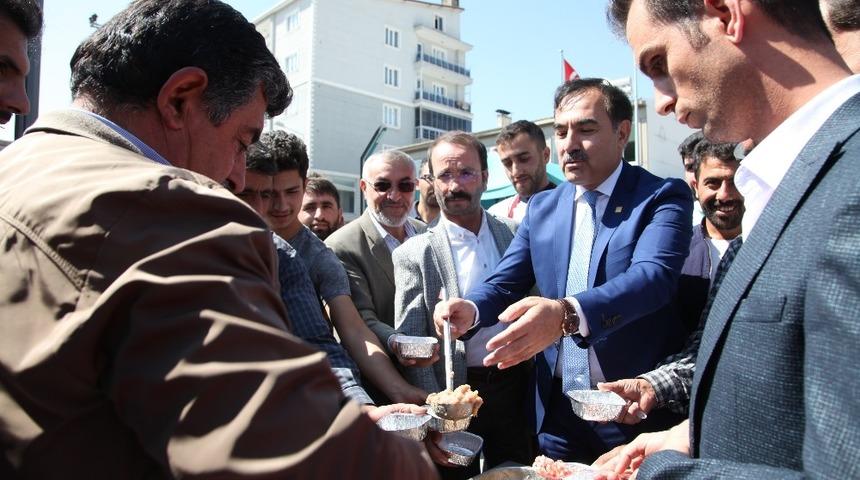 Ahlat Belediyesinden 2 bin kişiye aşure ikramı