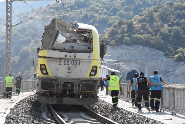 Bilecik'te kılavuz tren, raydan çıktı: 2 makinist öldü (3)