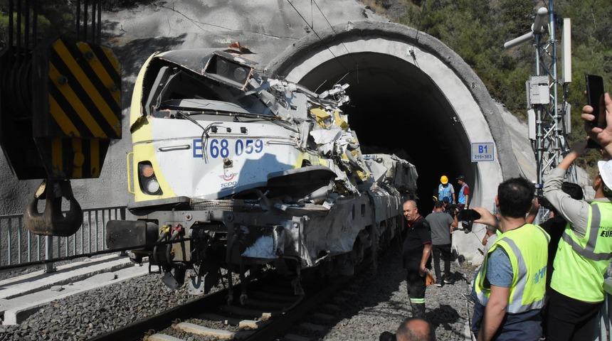 Bilecik'te kılavuz tren, raydan &ccedil;ıktı: 2 makinist &ouml;ld&uuml; (3)
