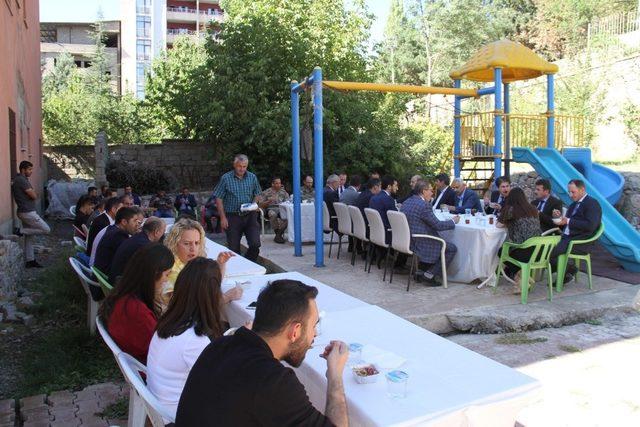 Şemdinli’de aşure dağıtımı