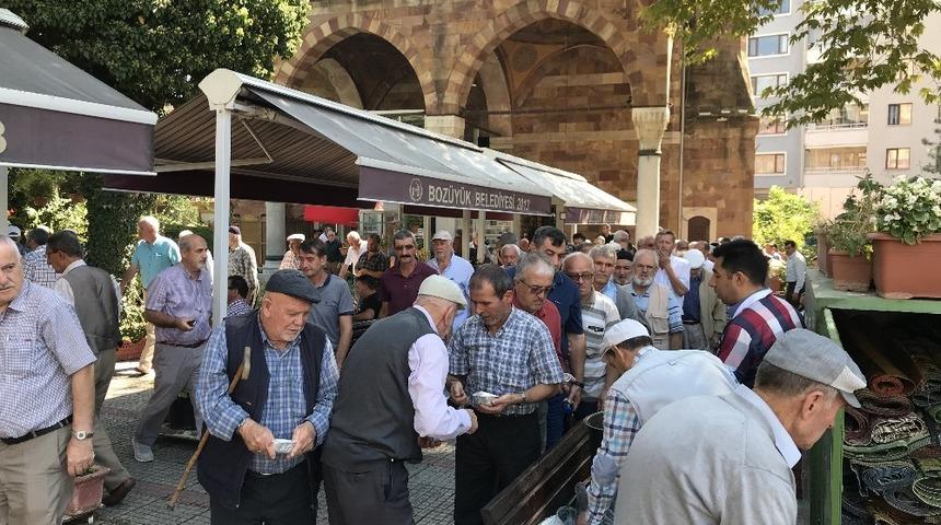 Boz&uuml;y&uuml;k&rsquo;te 3 bin kişiye aşure