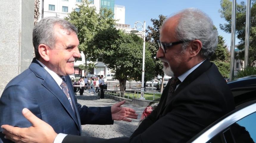 Kuveyt B&uuml;y&uuml;kel&ccedil;isi Zawavi belediyeyi ziyaret etti