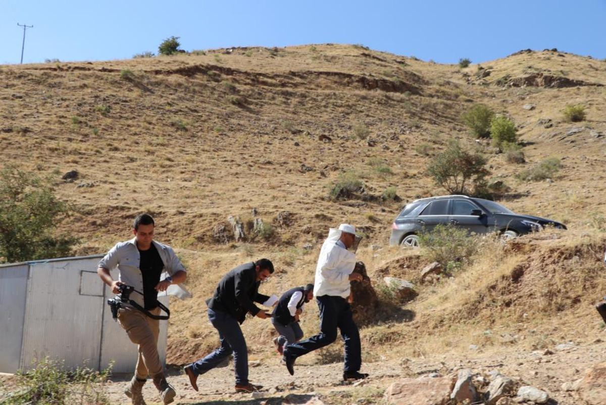 Verimli bal sezonu i&ccedil;in ş&uuml;k&uuml;r duasında arılar saldırdı