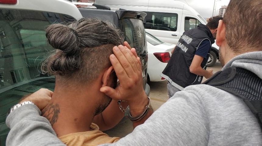 Uyuşturucu ticareti yapan yabancı uyruklu 2 kişi tutuklandı