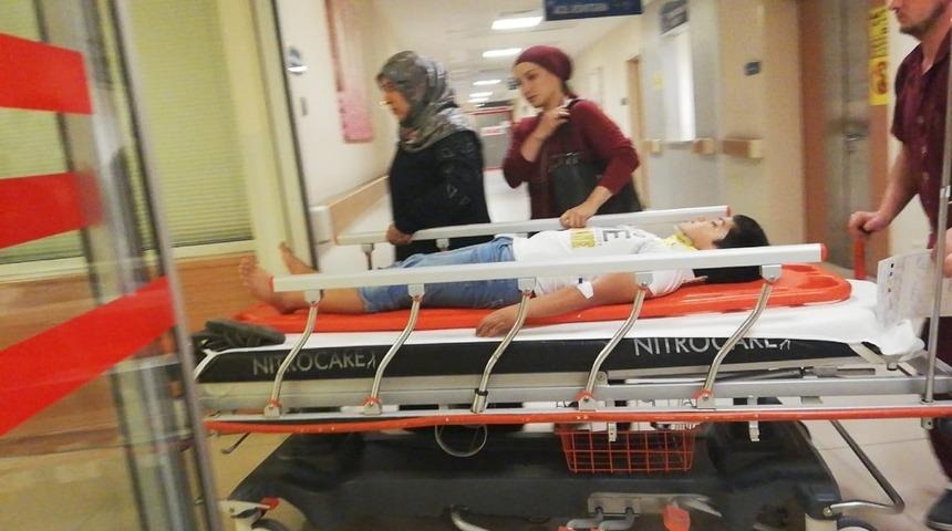 Karşıdan karşıya ge&ccedil;erken otomobil &ccedil;arptı