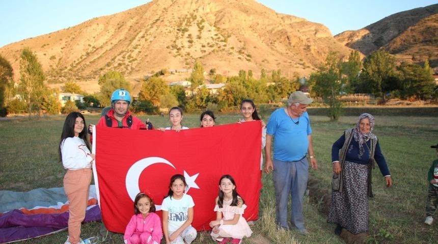 Gaziler G&uuml;n&uuml;nde yama&ccedil; paraş&uuml;t&uuml;yle u&ccedil;tu