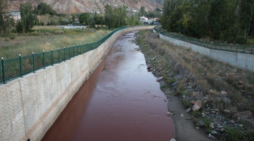 Oltu &ccedil;ayı kızıl renge b&uuml;r&uuml;nd&uuml;