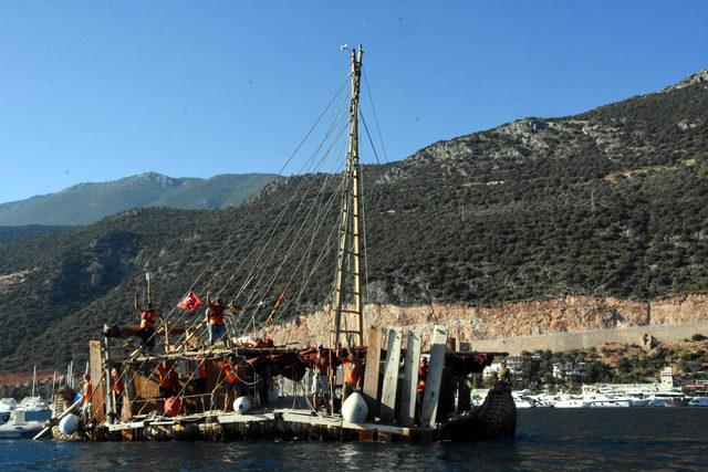 Antik dönemin izlerini taşıyan 'Abora-IV' Kaş'a demir attı