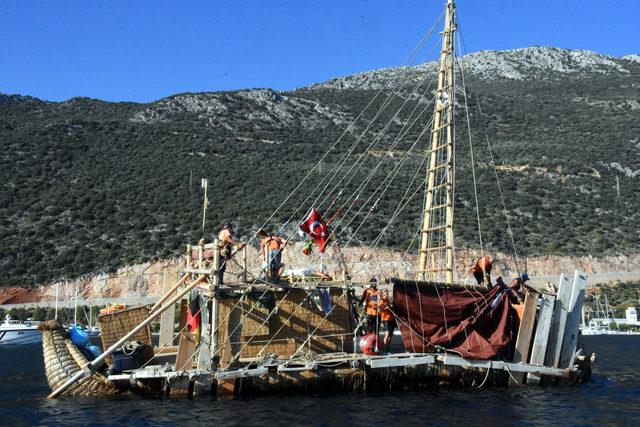 Antik dönemin izlerini taşıyan 'Abora-IV' Kaş'a demir attı