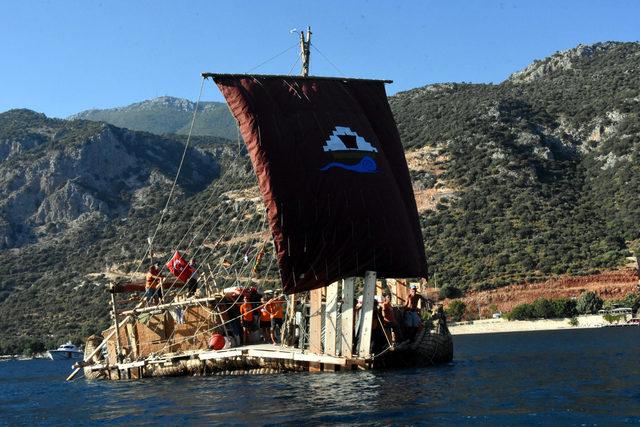 Antik dönemin izlerini taşıyan 'Abora-IV' Kaş'a demir attı